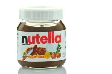 beyaz zemin üzerinde izole nutella çikolata kavanozu yayıldı
