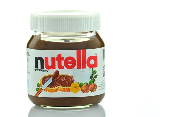 Pot de chocolat Nutella à tartiner isolé sur fond blanc — Photo