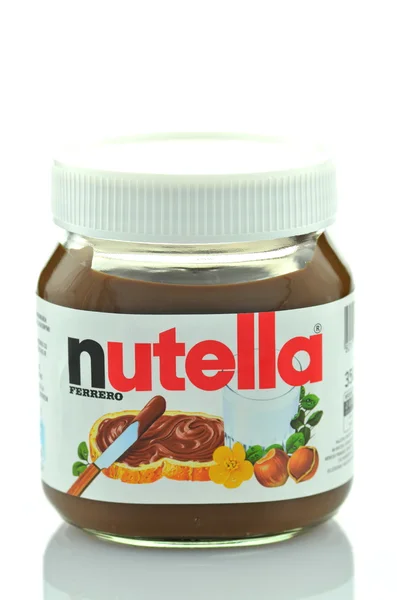 Beyaz zemin üzerinde izole nutella çikolata kavanozu yayıldı — Stok fotoğraf