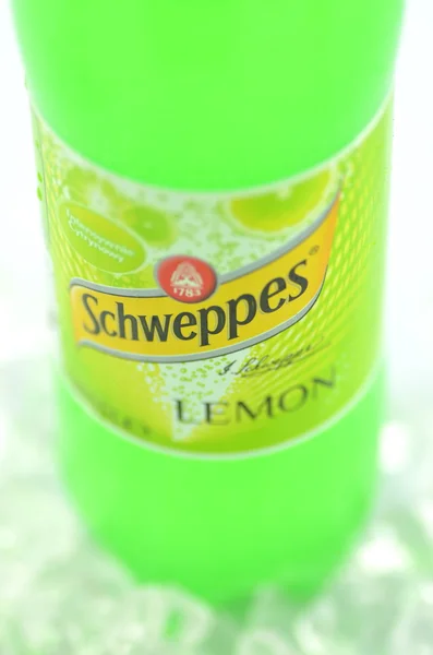 Garrafas de Schweppes bebem em cubos de gelo — Fotografia de Stock