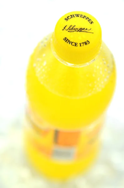 Flaskor med schweppes drink på isbitar — Stockfoto