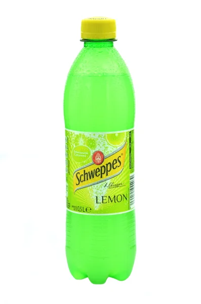 Garrafa de Schweppes bebida isolada sobre fundo branco — Fotografia de Stock
