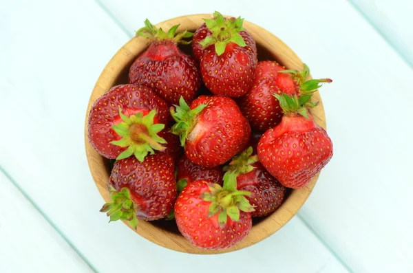 Fresh and delicious strawberries in a bowl on a  table — Stock Photo, Image