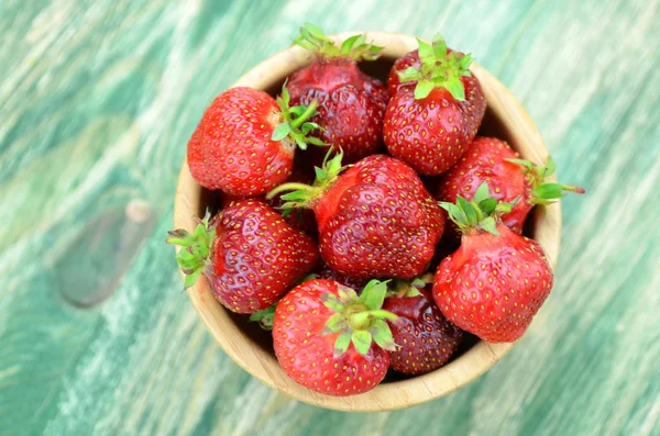 Frische und köstliche Erdbeeren in einer Schüssel auf dem Tisch — Stockfoto