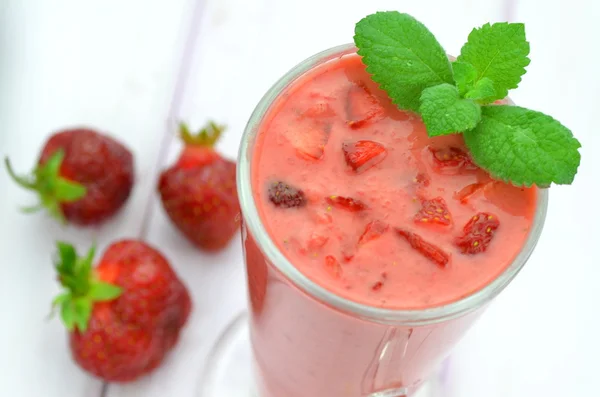 Delicioso cóctel de fresas frescas en un vaso —  Fotos de Stock