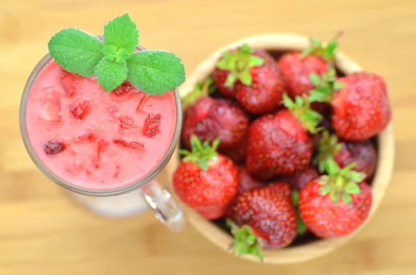 Delicioso cóctel de fresas frescas en un vaso —  Fotos de Stock