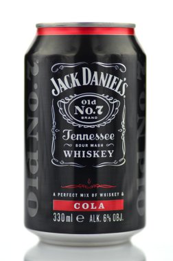 jack daniels viski bir kutu beyaz zemin üzerine izole karışımı