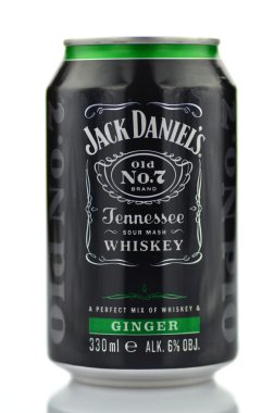 jack daniels viski bir kutu beyaz zemin üzerine izole karışımı