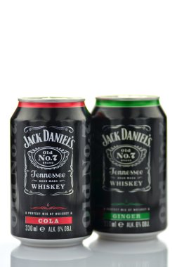 jack daniels viski bir kutu beyaz zemin üzerine izole karışımı