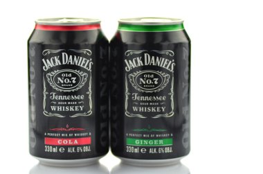 jack daniels viski bir kutu beyaz zemin üzerine izole karışımı