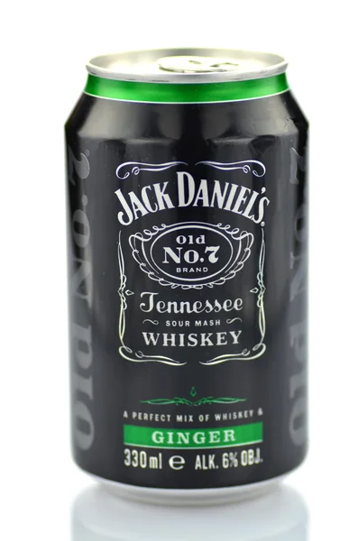 Смесь виски Jack Daniels в банке на белом фоне — стоковое фото