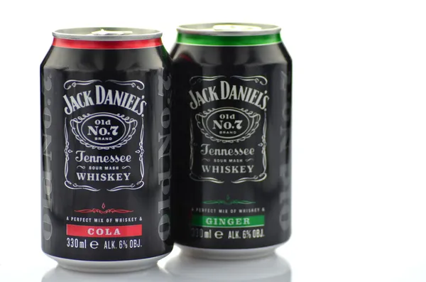 Mezcla de whisky Jack Daniels en una lata aislada sobre fondo blanco — Foto de Stock