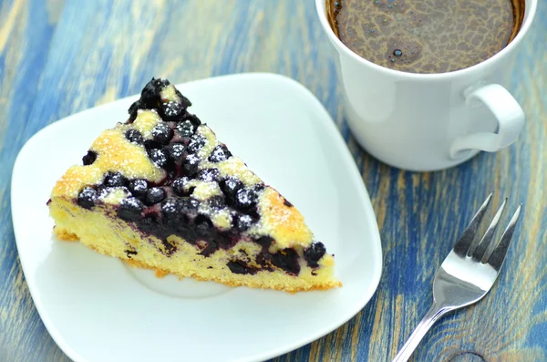 Stück leckerer hausgemachter fruchtiger Biskuitkuchen mit Blaubeeren und einer Tasse Kaffee — Stockfoto