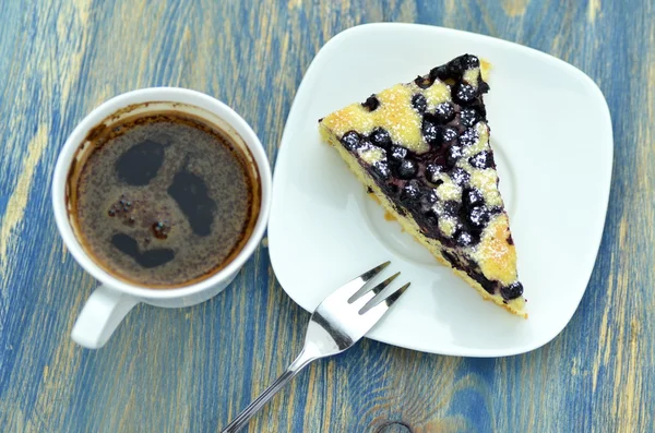 Кусок вкусного домашнего фруктового бисквита с черникой и чашкой кофе — стоковое фото