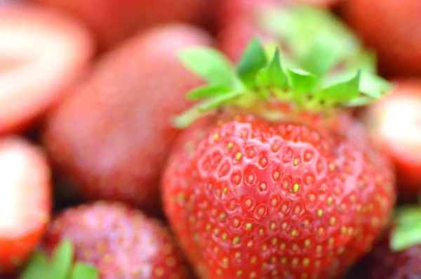 Primer plano de fresas maduras, frescas y deliciosas — Foto de Stock