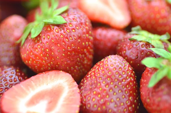 Primer plano de fresas maduras, frescas y deliciosas — Foto de Stock
