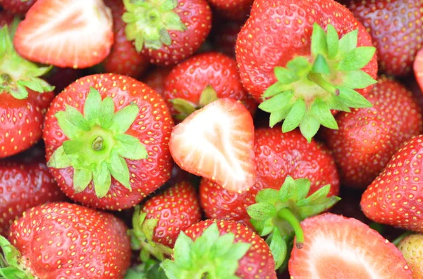 Nahaufnahme von reifen, frischen und köstlichen Erdbeeren — Stockfoto