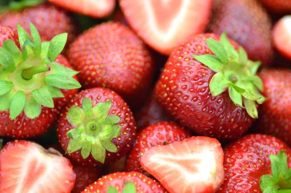 Primer plano de fresas maduras, frescas y deliciosas —  Fotos de Stock