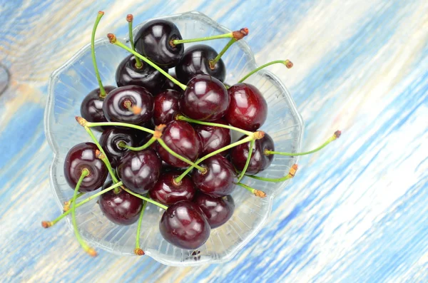 Closeup of ripe, fresh and sweet cherries in a bowl — Stock Photo, Image