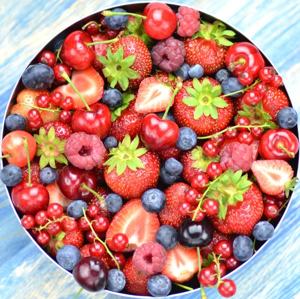 Różnych owoców miękkich, truskawki, maliny, wiśnie, borówki, porzeczki — Zdjęcie stockowe