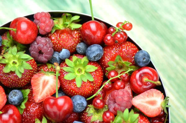 Varietà di frutti di bosco, fragole, lamponi, ciliegie, mirtilli, ribes — Foto Stock