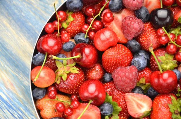 Variedad de frutas blandas, fresas, frambuesas, cerezas, arándanos, grosellas — Foto de Stock