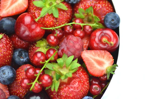 Variedad de frutas blandas, fresas, frambuesas, cerezas, arándanos, grosellas aisladas en blanco — Foto de Stock