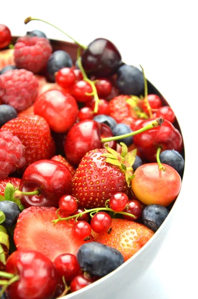 Varietà di frutti di bosco, fragole, lamponi, ciliegie, mirtilli, ribes isolato su bianco — Foto Stock
