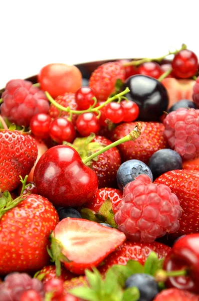 Variedad de frutas blandas, fresas, frambuesas, cerezas, arándanos, grosellas aisladas en blanco — Foto de Stock