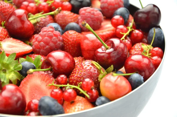 Sorten von Beerenfrüchten, Erdbeeren, Himbeeren, Kirschen, Blaubeeren, Johannisbeeren isoliert auf weiß — Stockfoto