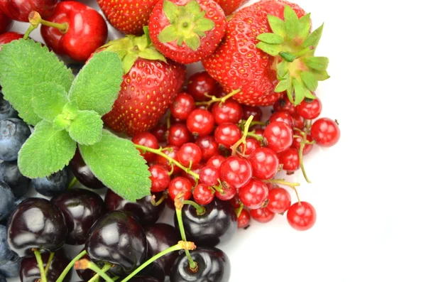 Odmiany owoców miękkich, truskawki, maliny, wiśnie, borówki, porzeczki na białym tle — Zdjęcie stockowe
