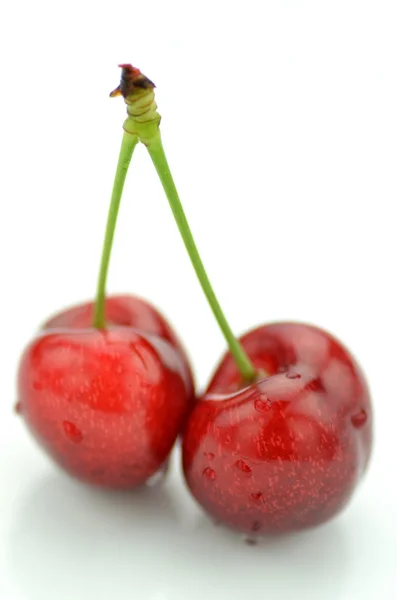 Närbild av mogen, frisk och sötkörsbär isolerad på vit — Stockfoto