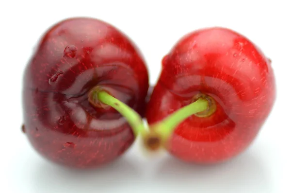 Gros plan de cerises mûres, fraîches et douces isolées sur du blanc — Photo