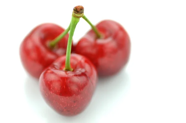 Gros plan de cerises mûres, fraîches et douces isolées sur du blanc — Photo