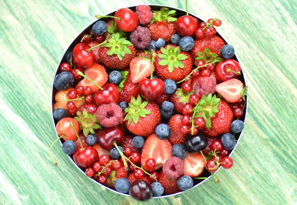Różnych owoców miękkich, truskawki, maliny, wiśnie, borówki, porzeczki na stole — Zdjęcie stockowe