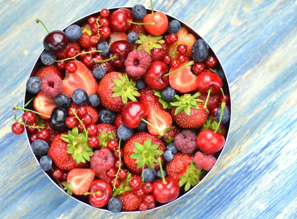 Ποικιλία των μαλακών απύρηνων καρπών, φράουλες, σμέουρα, κεράσια, βατόμουρα, φραγκοστάφυλα στο τραπέζι — Φωτογραφία Αρχείου