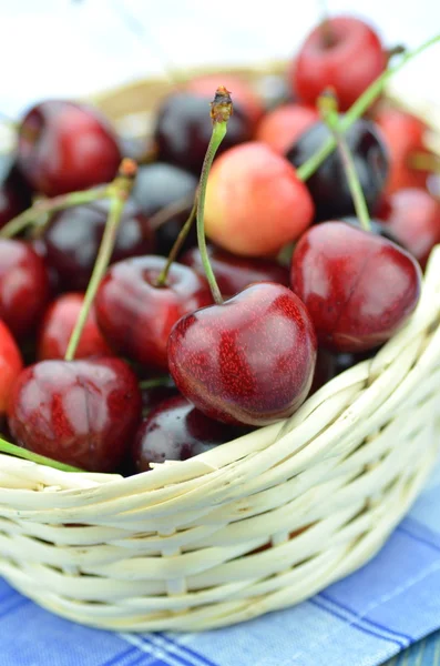 Gros plan de cerises mûres, fraîches et douces dans un panier en osier — Photo