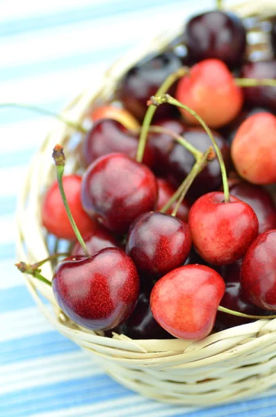 Gros plan de cerises mûres, fraîches et douces dans un panier en osier — Photo