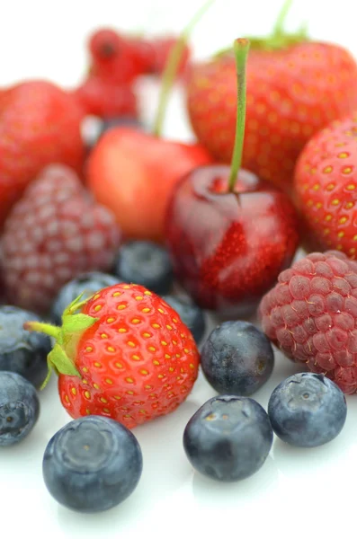 Sorten von Beerenfrüchten, Erdbeeren, Himbeeren, Kirschen, Blaubeeren, Johannisbeeren isoliert auf weiß — Stockfoto