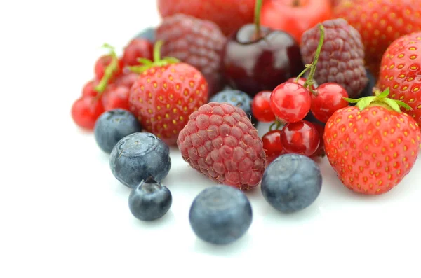 Variété de fruits mous, fraises, framboises, cerises, bleuets, groseilles isolés sur blanc — Photo