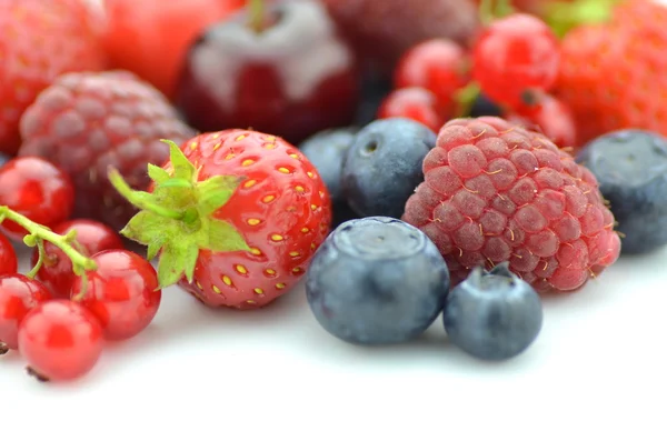 Variedad de frutas blandas, fresas, frambuesas, cerezas, arándanos, grosellas aisladas en blanco —  Fotos de Stock