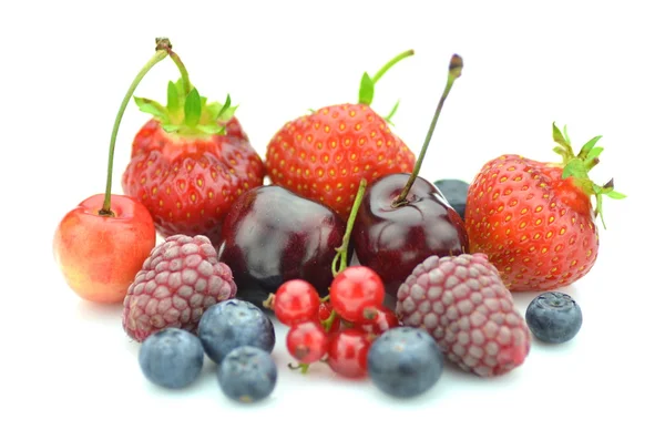 Odmiany owoców miękkich, truskawki, maliny, wiśnie, borówki, porzeczki na białym tle — Zdjęcie stockowe