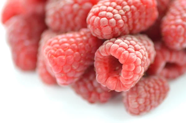 Primer plano de frambuesas maduras, frescas y dulces aisladas en blanco —  Fotos de Stock