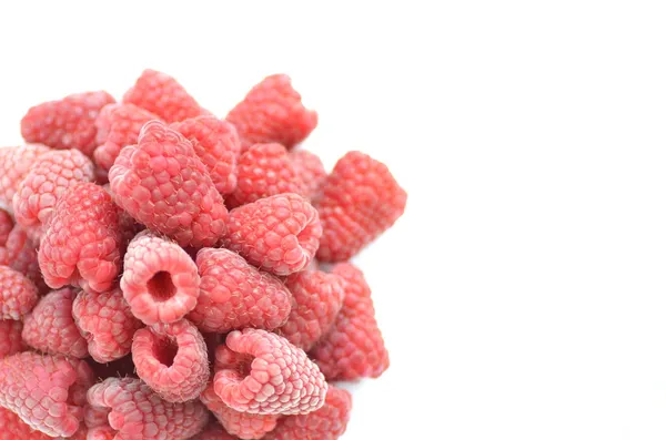 Primer plano de frambuesas maduras, frescas y dulces aisladas en blanco —  Fotos de Stock