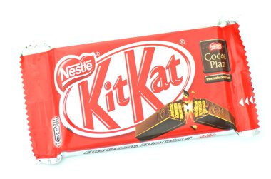 Beyaz arka plan üzerinde izole kit kat çikolata bar