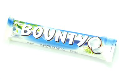 Beyaz arka plan üzerinde izole bounty Hindistan cevizi çikolata bar