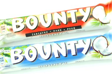 Beyaz arka plan üzerinde izole bounty Hindistan cevizi, çikolata bar