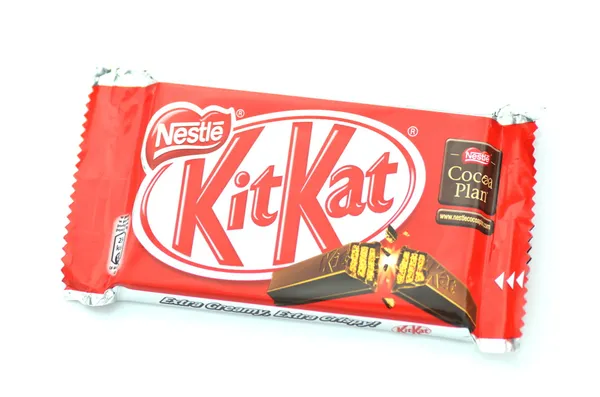 Kit Kat tavoletta di cioccolato isolata su sfondo bianco — Foto Stock