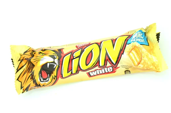 Lion čokoládový bar izolovaných na bílém pozadí — Stock fotografie