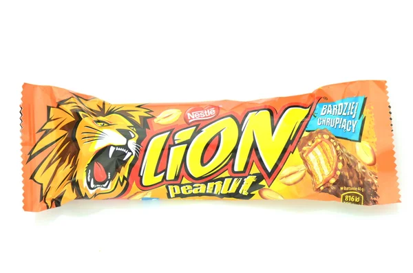 Lion chocolade bar geïsoleerd op witte achtergrond — Stockfoto